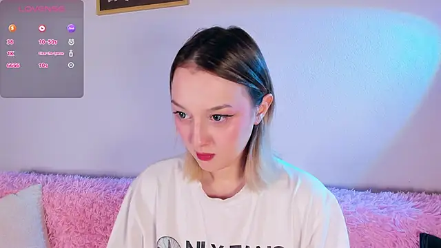 Snapshot of CrystalRey chatting on 4, 11, 2025 CrystalRey online show from 4, 11, 2025