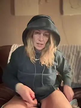 Snapshot of blondebitch2 chatting on 8, 2, 2025 blondebitch2 online show from 8, 2, 2025