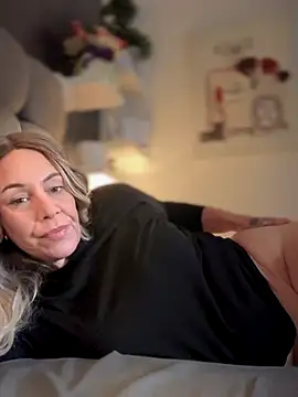 Snapshot of blondebitch2 chatting on 11, 11, 2025 blondebitch2 online show from 11, 11, 2025