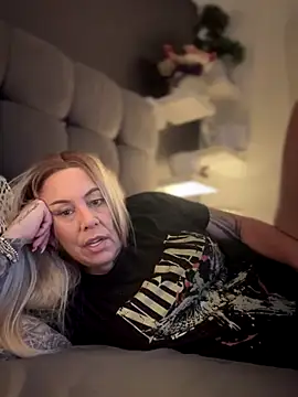 Snapshot of blondebitch2 chatting on 14, 11, 2025 blondebitch2 online show from 14, 11, 2025