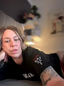 Snapshot of blondebitch2 chatting on 16, 11, 2025 blondebitch2 online show from 16, 11, 2025