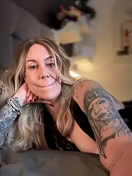 Snapshot of blondebitch2 chatting on 18, 11, 2025 blondebitch2 online show from 18, 11, 2025