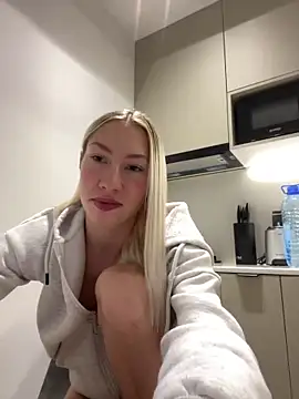 LuisaBecker online show from 2, 1, 2025