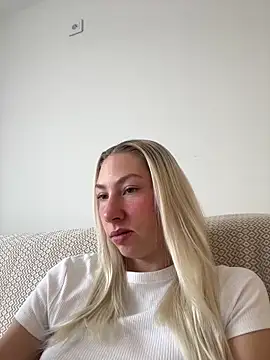 LuisaBecker online show from 27, 1, 2025