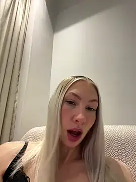 LuisaBecker online show from 10, 3, 2025