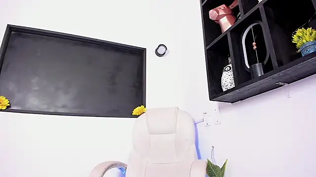 Snapshot of xenia_golden chatting on 6, 3, 2026 xenia golden online show from 6, 3, 2026