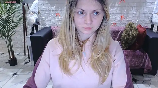 SmilingEmily  online show from 18, 12, 2024