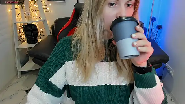 SmilingEmily  online show from 18, 2, 2025
