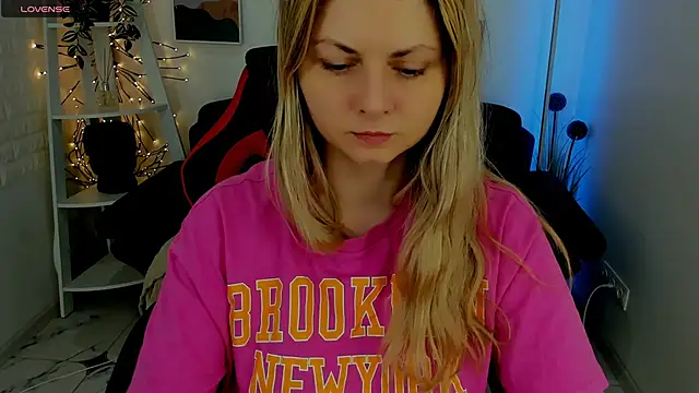 SmilingEmily  online show from 17, 3, 2025