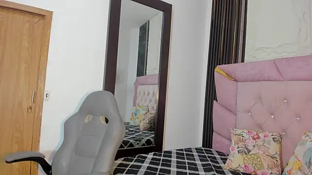 laurem-paulette online show from 7, 11, 2025