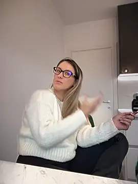 HotXMom online show from 3, 1, 2025