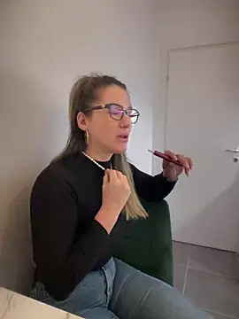 HotXMom online show from 4, 1, 2025