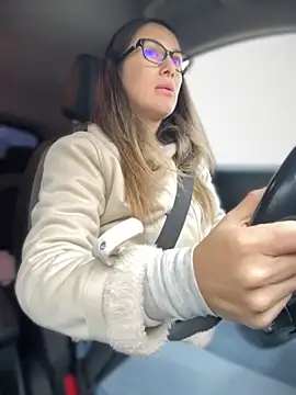 HotXMom online show from 12, 11, 2025