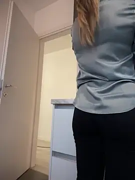 HotXMom online show from 30, 11, 2025