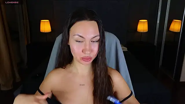 GIGI BENNET online show from 2, 12, 2024