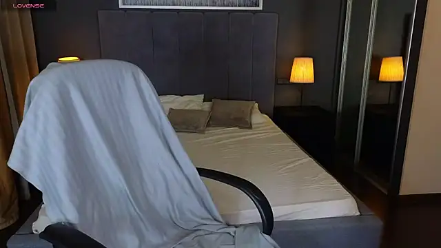 GIGI BENNET online show from 2, 2, 2025