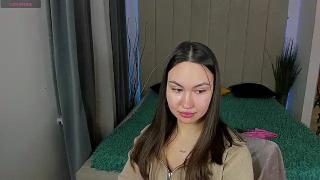 GIGI BENNET online show from 28, 2, 2025