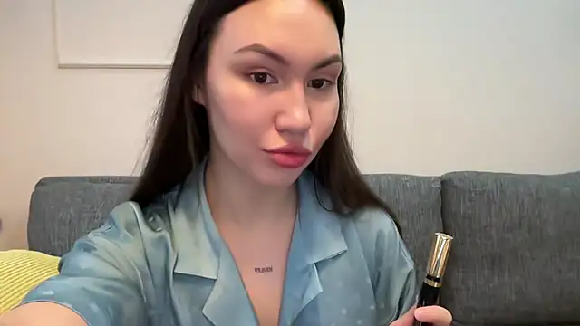 GIGI BENNET online show from 4, 3, 2025