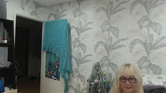 CamDiva113 online show from 2, 1, 2025