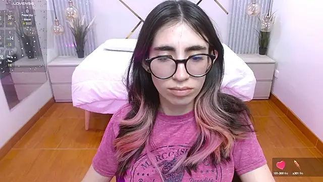 Snapshot of LenaRoses chatting on 8, 10, 2025 LenaRoses online show from 8, 10, 2025