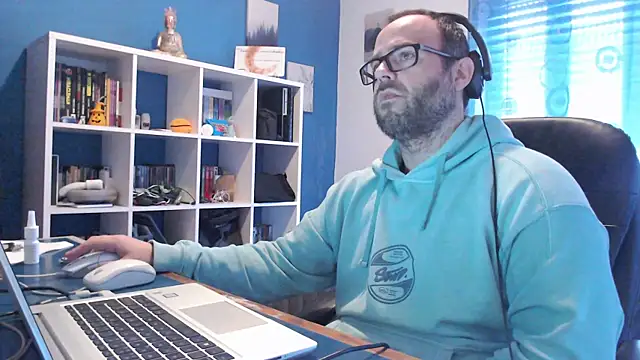 ravingr4d4 online show from 4, 2, 2025