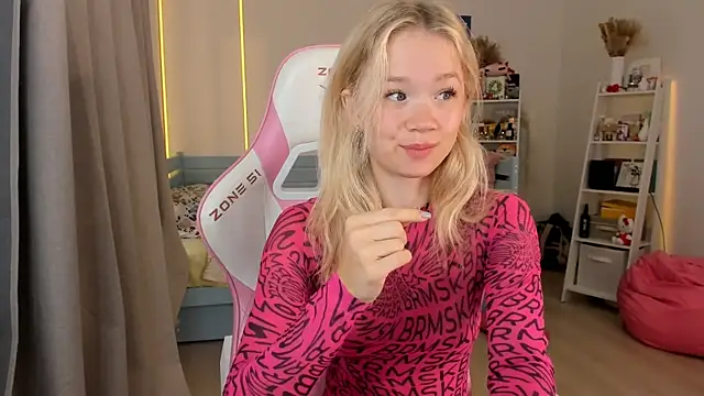 Snapshot of Lily_Young chatting on 8, 10, 2025 Lily Young online show from 8, 10, 2025