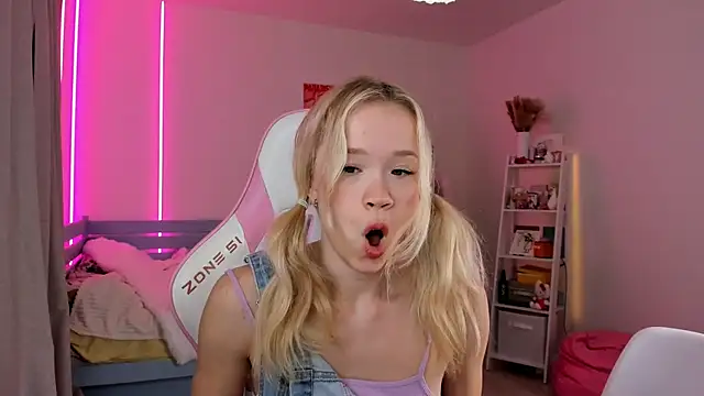 Snapshot of Lily_Young chatting on 17, 10, 2025 Lily Young online show from 17, 10, 2025