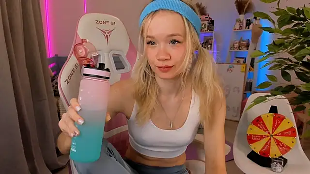 Snapshot of Lily_Young chatting on 19, 11, 2025 Lily Young online show from 19, 11, 2025