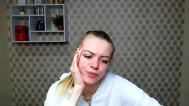 Snapshot of AliceFlirtt_ chatting on 22, 10, 2025 AliceFlirtt online show from 22, 10, 2025