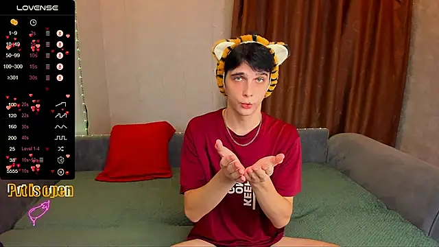 Aaron Boom online show from 4, 12, 2025