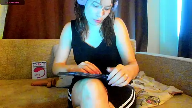 Leila purr18 online show from 6, 10, 2025