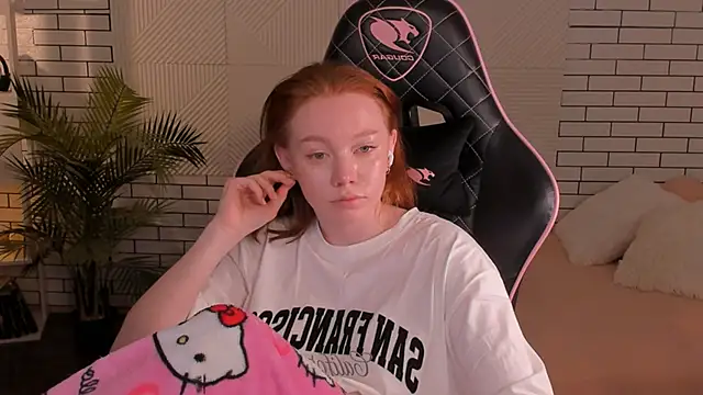 foxyMistrees online show from 8, 12, 2024