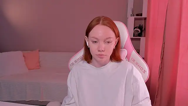 foxyMistrees online show from 4, 3, 2025