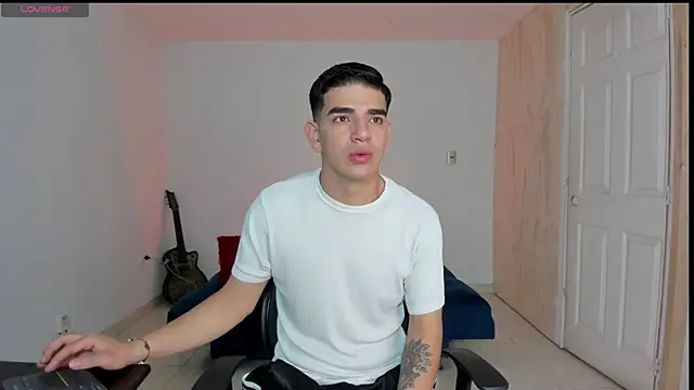 Snapshot of Ares_Johnson chatting on 19, 11, 2025 Ares Johnson online show from 19, 11, 2025