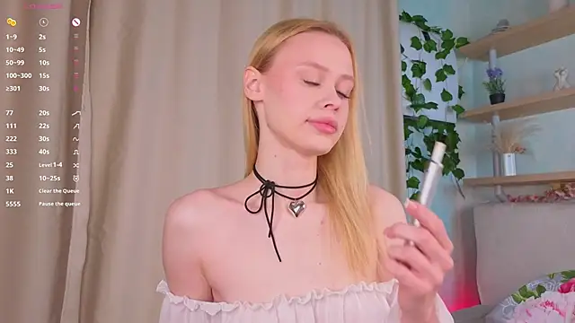 Snapshot of TaraSims chatting on 10, 11, 2025 TaraSims online show from 10, 11, 2025