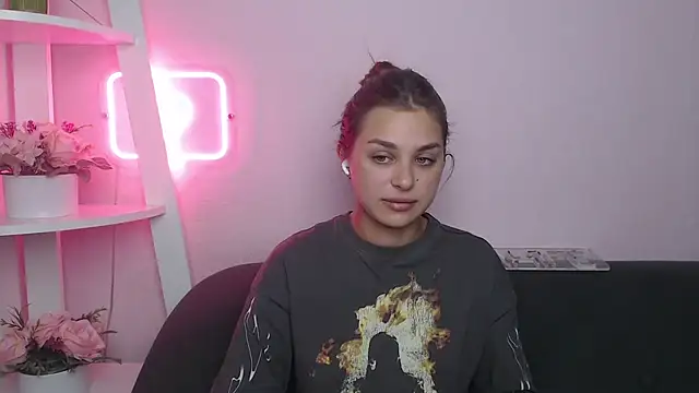 Snapshot of MilanaAngelAs chatting on 28, 10, 2025 MilanaAngelAs online show from 28, 10, 2025