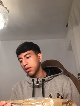 Snapshot of modelo180 chatting on 5, 11, 2025 modelo180 online show from 5, 11, 2025