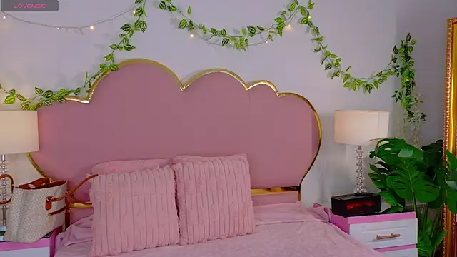 Snapshot of EmmaCrush chatting on 28, 11, 2025 EmmaCrush online show from 28, 11, 2025