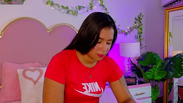 Snapshot of EmmaCrush chatting on 5, 12, 2025 EmmaCrush online show from 5, 12, 2025