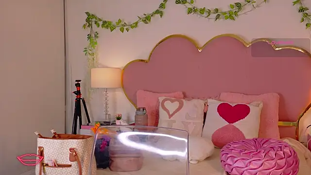 Snapshot of EmmaCrush chatting on 7, 1, 2026 EmmaCrush online show from 7, 1, 2026