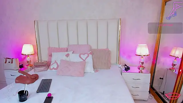 Snapshot of EmmaCrush chatting on 7, 4, 2026 EmmaCrush online show from 7, 4, 2026