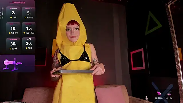 Snapshot of Elettra_Rou chatting on 8, 11, 2025 Elettra Rou online show from 8, 11, 2025