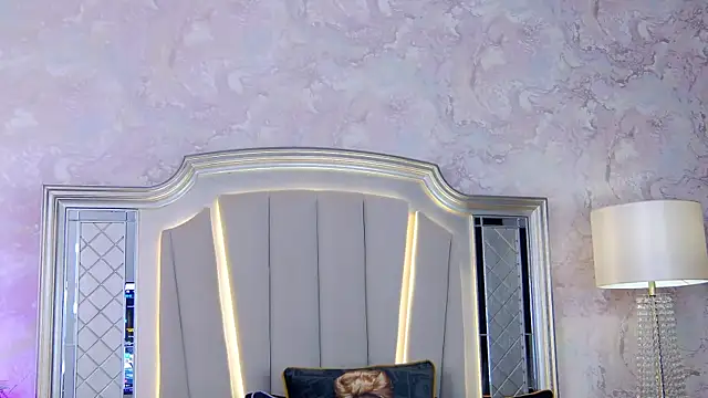 Issadorra online show from 8, 2, 2025