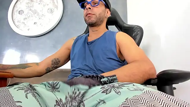 Snapshot of Bryan_Bronx chatting on 18, 10, 2025 Bryan Bronx online show from 18, 10, 2025