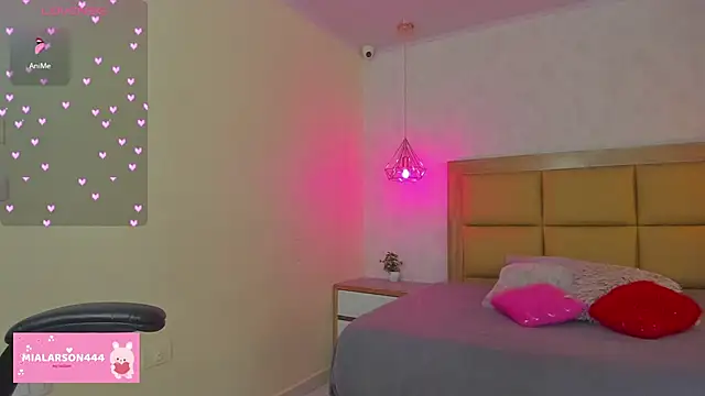 LARSONMIA online show from 4, 3, 2026