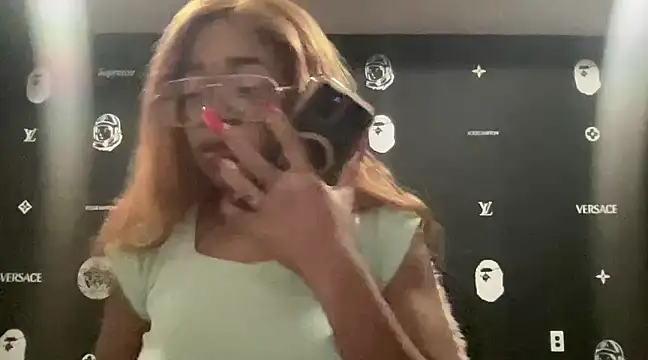 Snapshot of MommyConfident chatting on 22, 12, 2024 MommyConfident online show from 22, 12, 2024