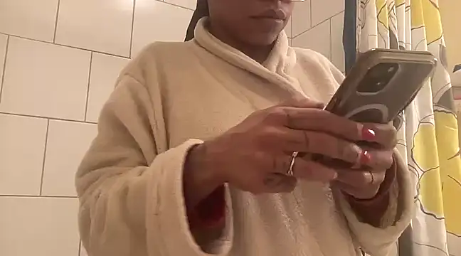 Snapshot of MommyConfident chatting on 1, 2, 2025 MommyConfident online show from 1, 2, 2025