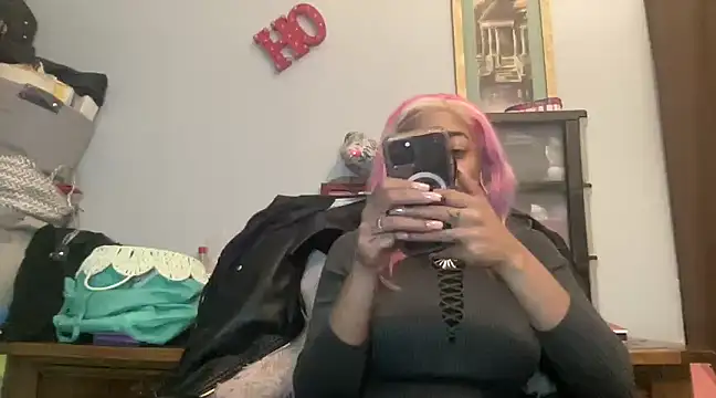 Snapshot of MommyConfident chatting on 6, 3, 2025 MommyConfident online show from 6, 3, 2025