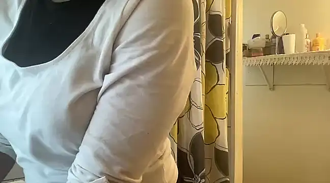 Snapshot of MommyConfident chatting on 6, 3, 2025 MommyConfident online show from 6, 3, 2025