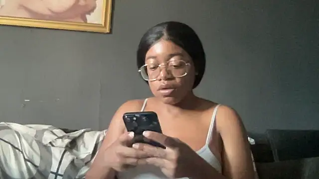 Snapshot of MommyConfident chatting on 28, 9, 2025 MommyConfident online show from 28, 9, 2025